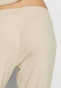 Anna Field Pyjama - Off-White 14 Anna Field Pyjama - Off-White -Anna Field d12046b5d132415aa9645e8d17980ce0